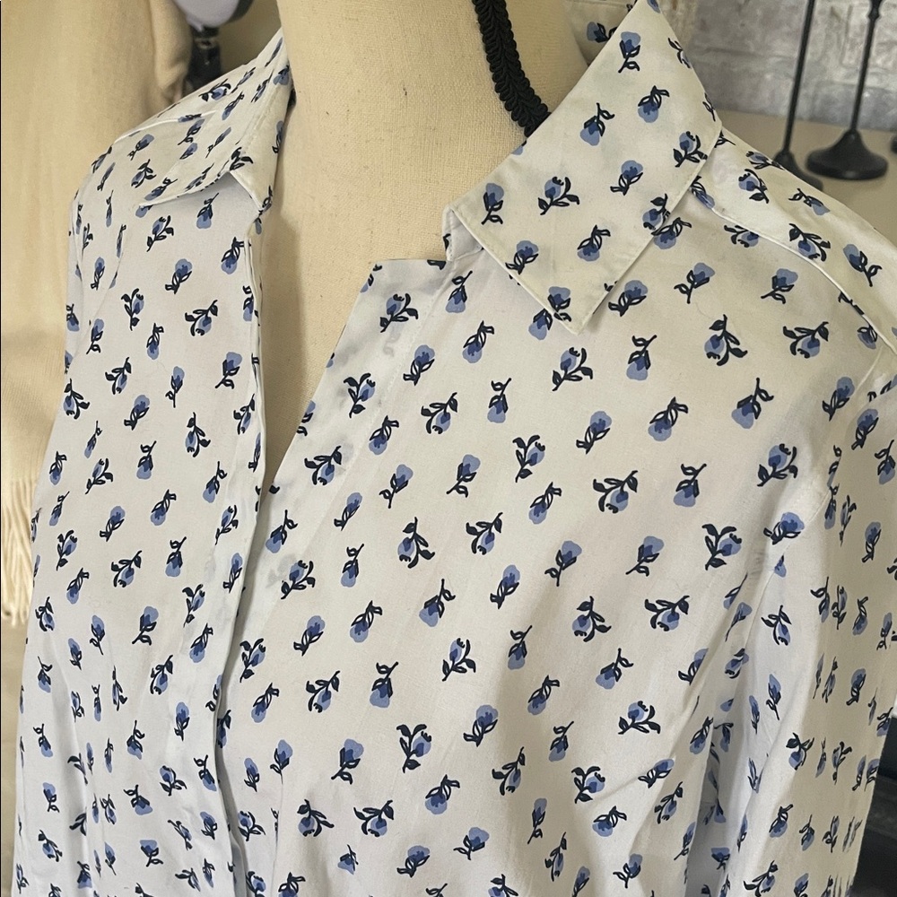 Croft & Barrow White Shirt with Blue Floral Design Cotton spandex Size XXL